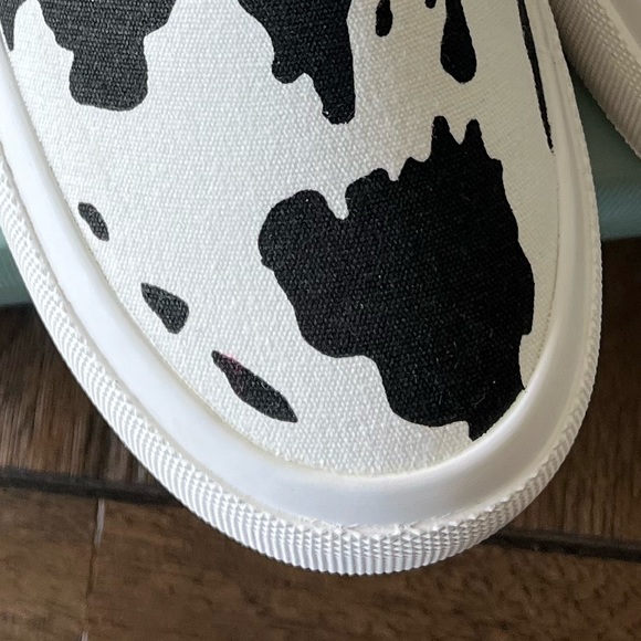 NWT BLACK & WHITE CANVAS COW PRINT SLIP ON SNEAKERS SIZE 7 - Picture 16 of 16
